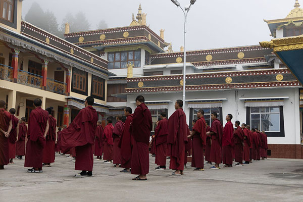 Foto de Monks in a courtyard of Bomdila temple for a morning ceremony - India