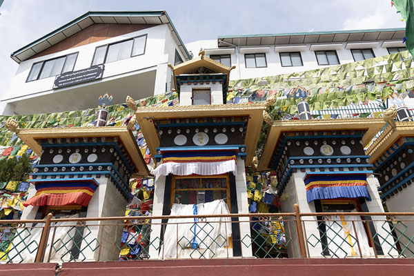 Foto van Religious buildings along the kora circuit and the Dalai Lama library in the backgroundDharamshala - India