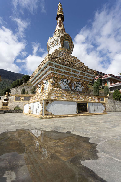 Photo de Stupa reflectedd in a pool of water at Dirang monasteryDirang - Inde
