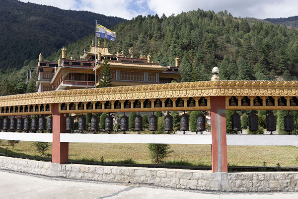 Prayer wheels with the monastery behind | Monasterio de Dirang | India