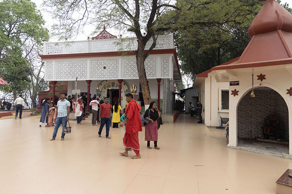 Photo de The central courtyard of Umananda temple with shrine and main sanctuaryGuwahati - Inde