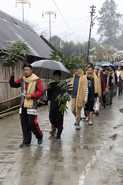 Photo de Men walking in the Myoko procession in Hija villageHija - Inde