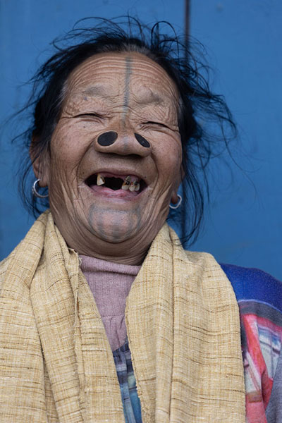 Photo de Old Apatani lady in Hija village with nose plugs and facial tattoosHija - Inde