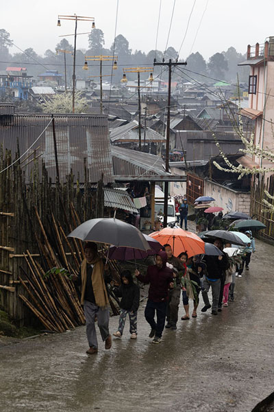 Photo de Procession of men through Hija village under the rainHija - Inde