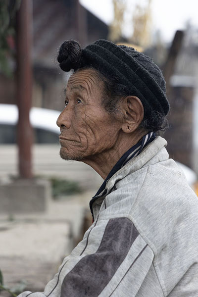 Foto de Old man from the Hill Miri tribe in Hija villageHija - India