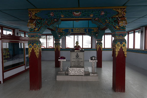 Photo de Interior of the main hall of the memorialJaswanth Garh War Memorial - Inde