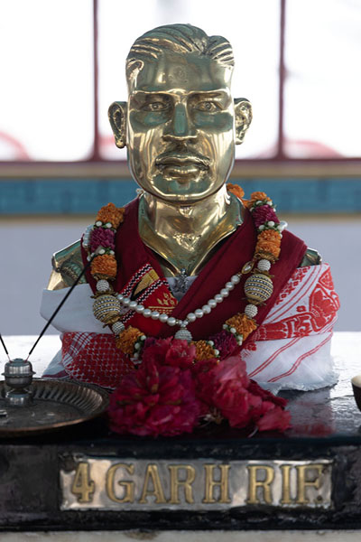 Foto van A bust representig Jaswanth Singh Rawat inside the memorial buildingJaswanth Garh War Memorial - India