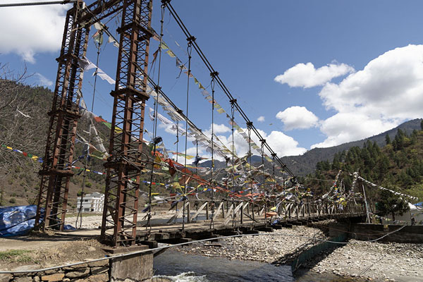 Foto di Bridge with prayer flags crossing Sangti riverValle di Sangti - India