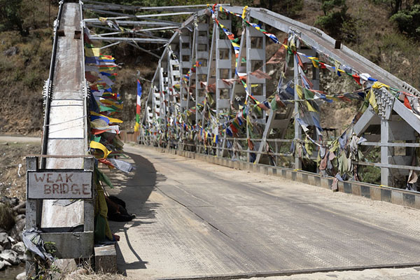 Foto di Bridge across the Sangti river with a Weak bridge signValle di Sangti - India
