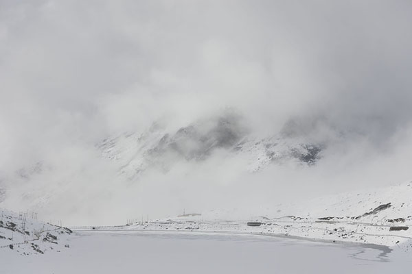 Photo de View of frozen Sela Lake just under the mountain passSela Pass - Inde