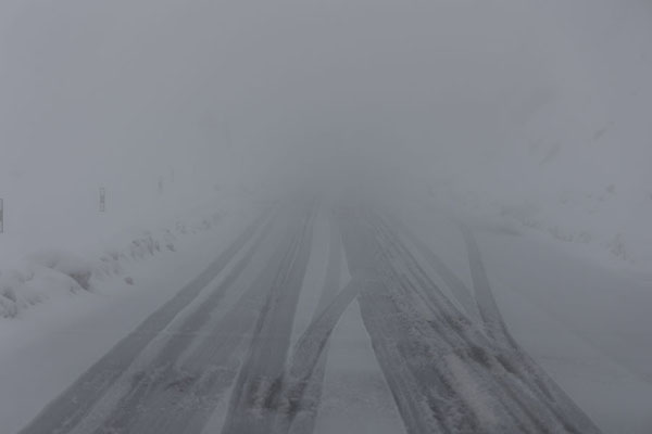 Photo de Snow hitting the road to Sela PassSela Pass - Inde
