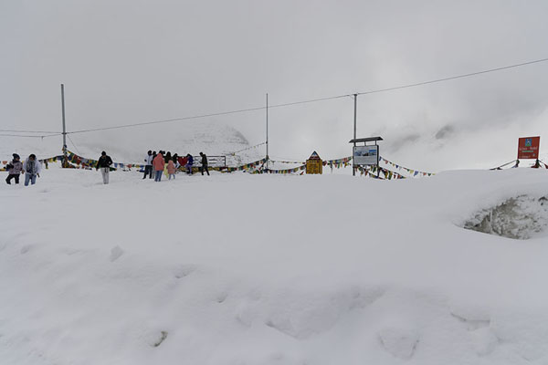 Foto van People near the viewpoint of Sela LakeSela Pass - India