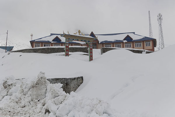 Photo de Buildings and gate at the top of Sela PassSela Pass - Inde