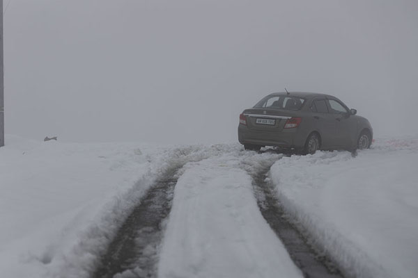 Foto van Car stuck in the snow on the Sela Pass roadSela Pass - India