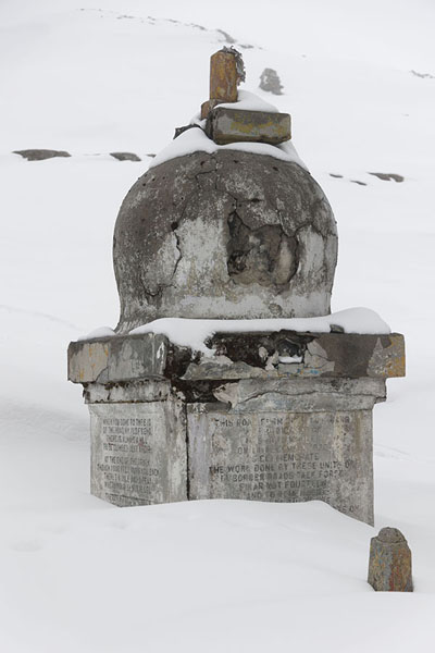 Foto van Stone marker commemorating those who constructed the road at the summit of Sela PassSela Pass - India