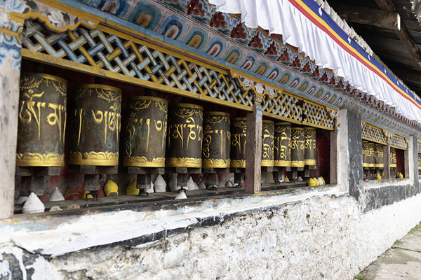 Row of prayer wheels in Tawang monastery | Monastero di Tawang | India