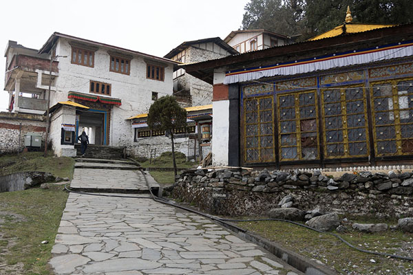 The main path running through Tawang monastery with buildings and shrines | Monastère de Tawang | Inde