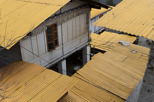 Foto de The yellow roofs of the residential area of Tawang monasteryTawang - India