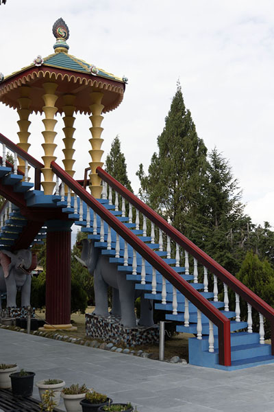 Stairs on the side of the temple of Zangpokdalri monastery | Monasterio de Zangpokdalri | India