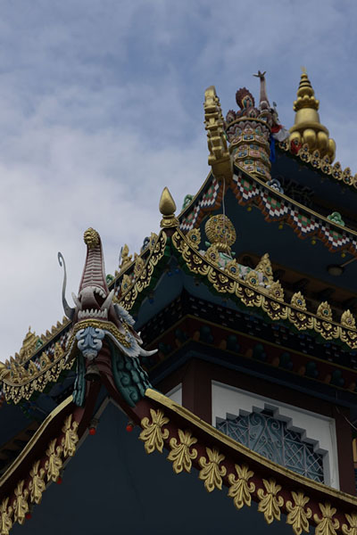 Looking up the eaves of the temple of Zangpokdalri monastery | Zangpokdalri klooster | India