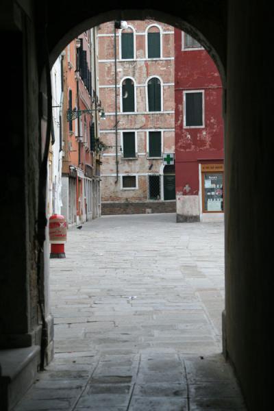 Foto van Part of one of the many small squares of San Polo districtVenetiÃ« - ItaliÃ«