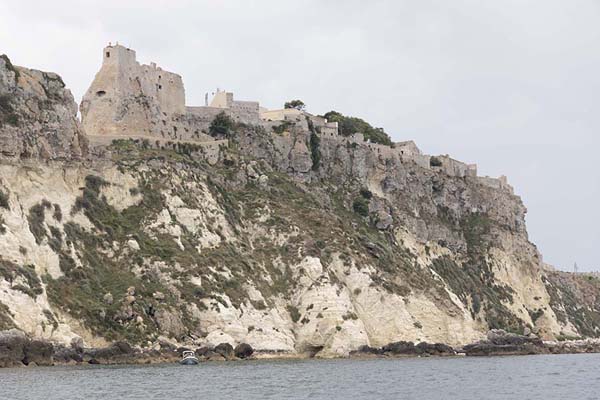 Photo de The castle dominating San Nicola island seen from the seaTremiti - l'Italie