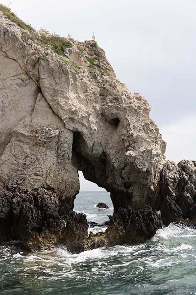 Picture of Elephant rock surrounded by waves on the east coast of San Domino island