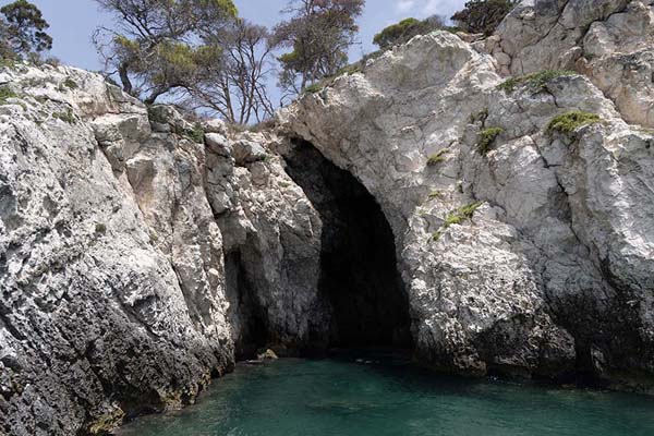 Foto de Clear waters at the rock formations on the east coast of San DominoTremiti - Italia