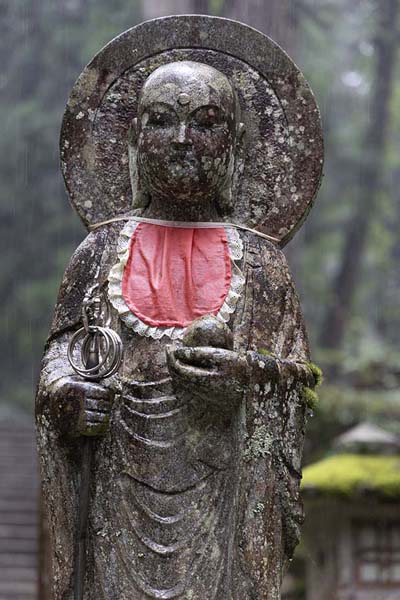 Photo de Statue in the enormous Okunoin cemetery in Koyasan Forest ParkKoyasan - Japon