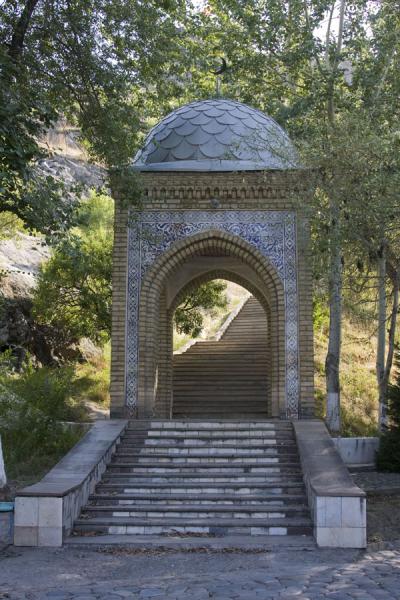 Picture of Solomon Throne (Kyrgyzstan): The eastern entrance to Solomon Throne