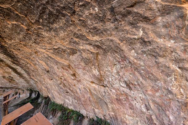 Overview of the wall with rock art inside Liphofung cave | Liphofung grottern | Lesotho