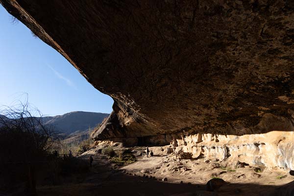 Foto di The overhang of Liphofung cave in the late afternoon sunLiphofung - Lesotho