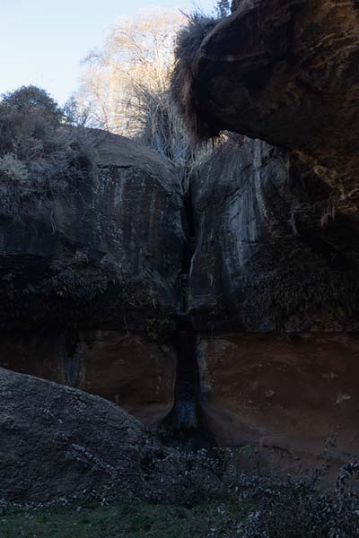 Foto di The far side of the cave which turns into a waterfall when it rainsLiphofung - Lesotho