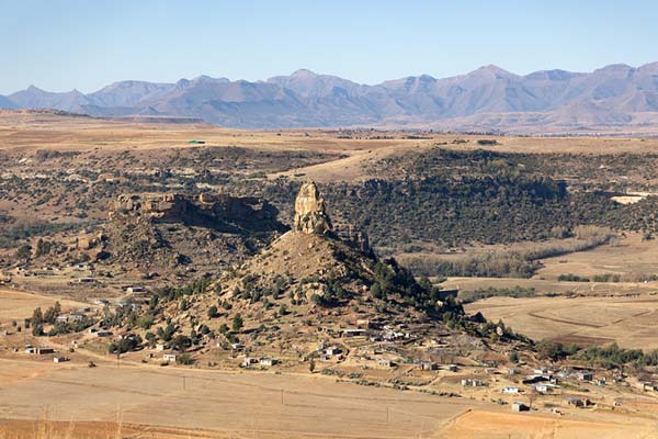 Photo de View over Lesotho landscape at Thaba Bosiu - Lesotho - Afrique