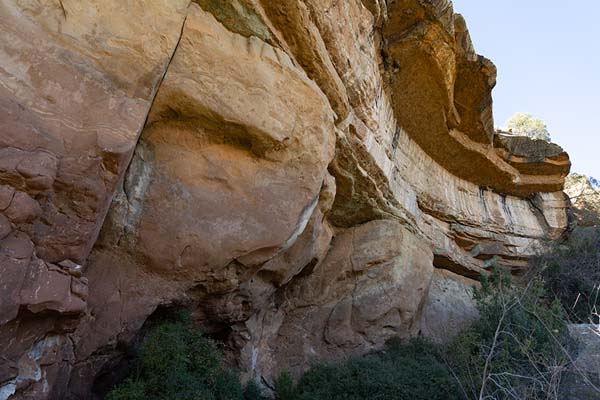 Foto de Looking up the overhang of the rocky mountain above TsikoaneTsikoane - Lesoto