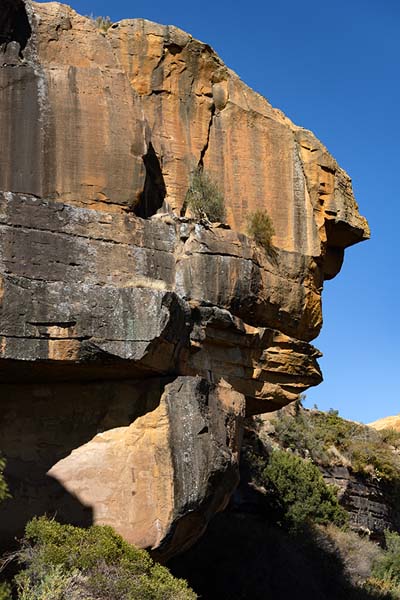 Rocky overhang in the mountain above Tsikoane, close to the dinosaur footprints | Huellas de dinosaurios | Lesoto