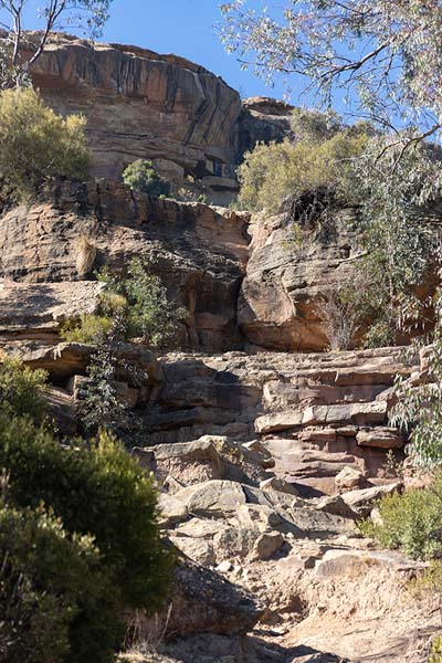 The rock face of the mountain above Tsikoane, hiding the dinosaur footprints | Huellas de dinosaurios | Lesoto