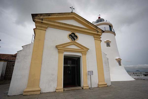 Chapel of Our Lady of Guia with lighthouse in the background | Macau storica | Macau