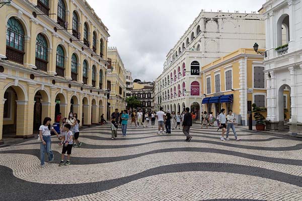 Photo de The Largo do Senado with typical Portuguese floor decorationsMacau historique - Macau