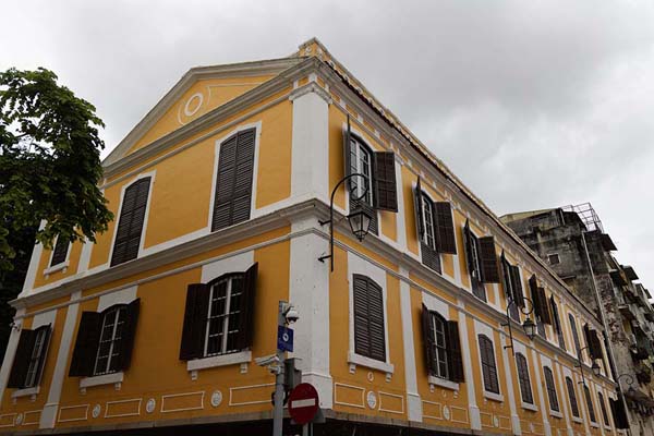 Foto de Brightly painted colonial building in Macau - Macau - Asia