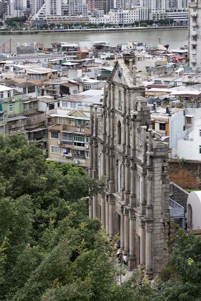 Foto de The facade of what once was the church of Mater Dei seen from the fortressMacau historica - Macau