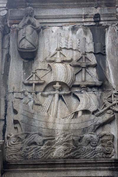 Foto van Portuguese merchant ship carved out of the facade of Mater Dei's churchHistorisch Macau - Macau