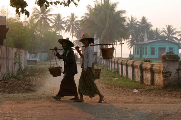 Picture of Katha (Myanmar): Katha: women walking the dusty roads