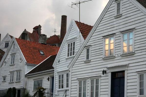 Photo de Late daylight falling into a window of a house in Old StavangerStavanger - la NorvÃ¨ge