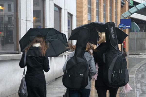 Girls on the way to a music lesson | Bergen piovosa | Norvegia