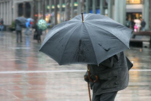 Man sheltering from the rain | Bergen piovosa | Norvegia