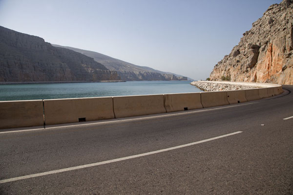 Foto di Road along one of the many fjords of the Musandam peninsulaMusandam Peninsula - Oman