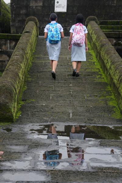 Philippino girls walking on the old city wall | Intramuros | Philippines