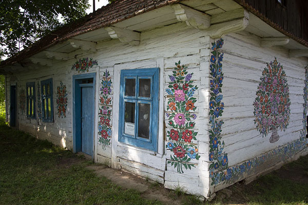 House in Zalipie decorated with flower paintings | Zalipie beschilderde huizen | Polen