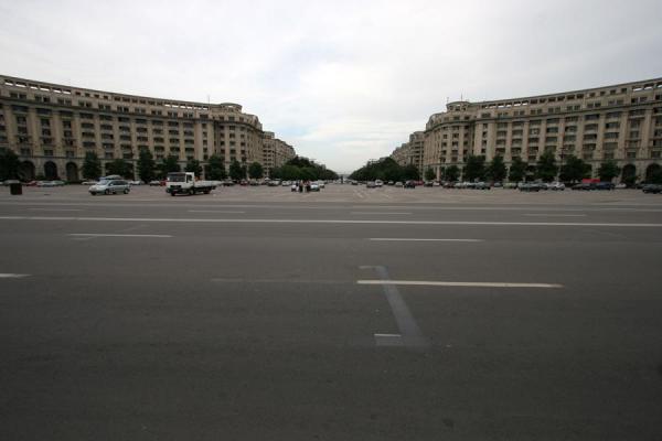 Picture of Union Avenue (Romania): Beginning of Unirii Avenue: square at the feet of Palace of Parliament